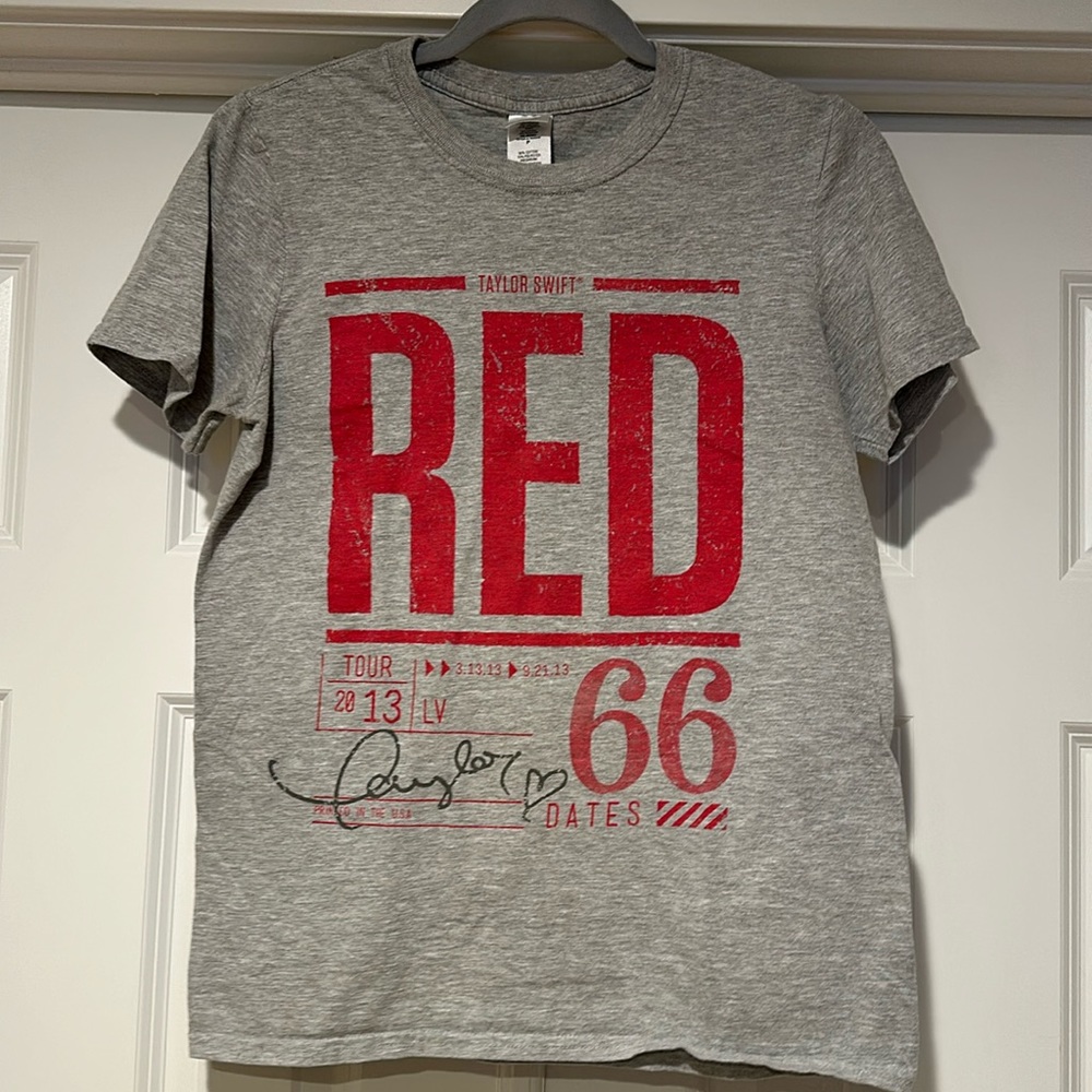 Taylor Swift RED Tour concert tee Size S